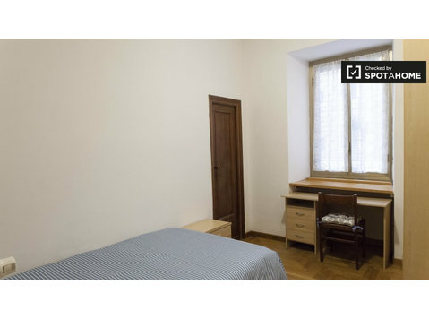 Quarto com casa de banho privada em apartamento com 2… - Aluguel