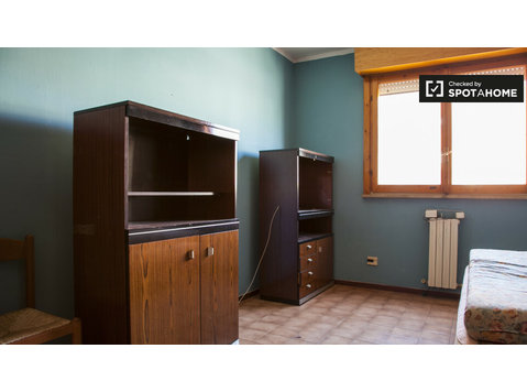 Magliana, Roma'da paylaşılan apartmanda paylaşımlı oda… - Kiralık
