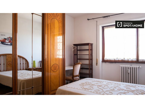 Quartiere XXIV, Roma'da 3 yatak odalı dairede Furnishe oda - Kiralık