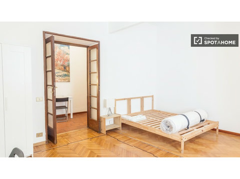 Camera arredata in appartamento con 4 camere da letto ai… - In Affitto