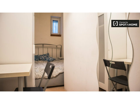 Habitación amueblada en apartamento de 5 dormitorios en… - Alquiler