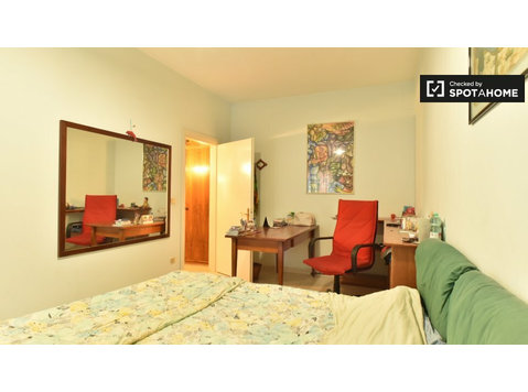 Furnished room in 5-bedroom apartment in Laurentina, Rome - De inchiriat