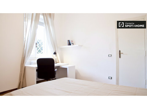 Chambre meublée dans un appartement à San Paolo, Rome - À louer