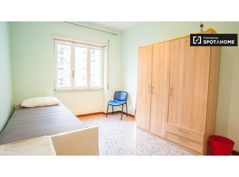 Chambre meublée dans un appartement à Trieste, Rome - À louer