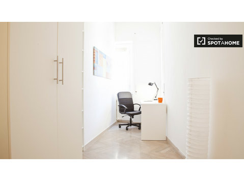Gran habitación en apartamento en San Paolo, Roma - Alquiler