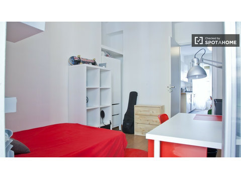 Riesiges Zimmer mit Abstellraum in Wohnung in Parioli, Rom - Zu Vermieten