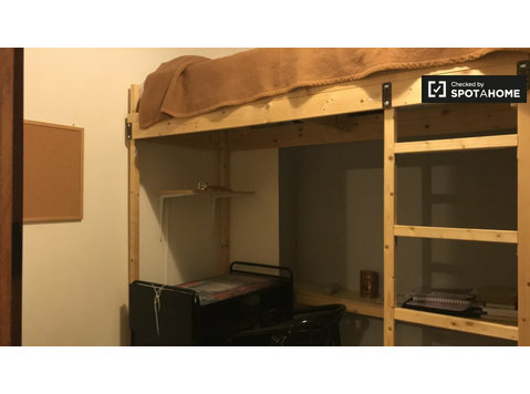 Quarto interior em apartamento de 4 quartos em Monte Sacro,… - Aluguel