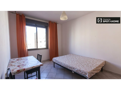 Large room for rent in 4-bedroom apartment in Centocelle - For Rent