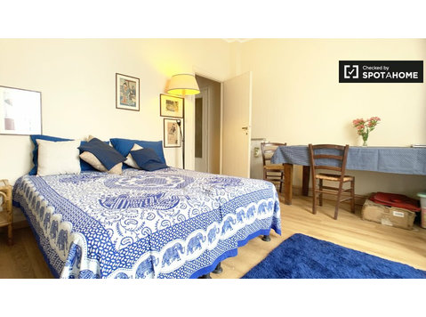 Large room in 3-bedroom apartment in Primavalle, Rome - Izīrē