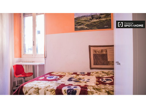 Großes Zimmer in 6-Zimmer-Wohnung in Ostiense, Rom - Zu Vermieten