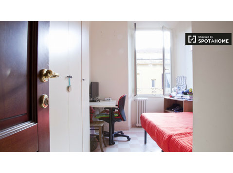 Gran habitación en apartamento en San Giovanni, Roma - Alquiler