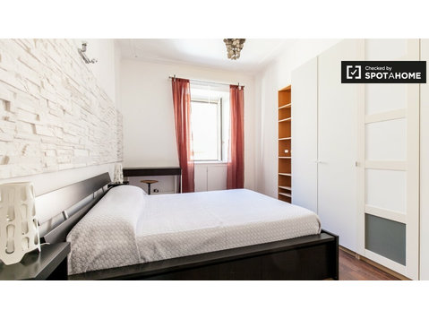 Large room with heating in apartment in Torpignattara, Rome - For Rent