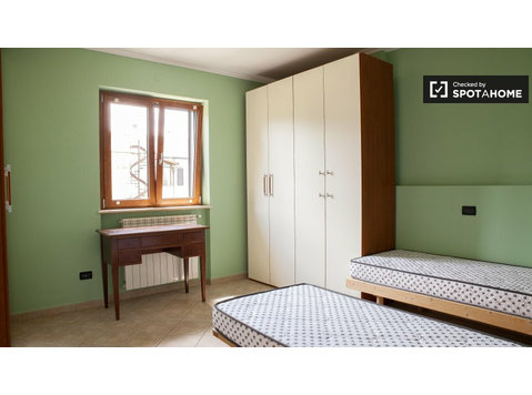 Cinecittà'daki 5 yatak odalı dairede geniş ortak oda - Kiralık
