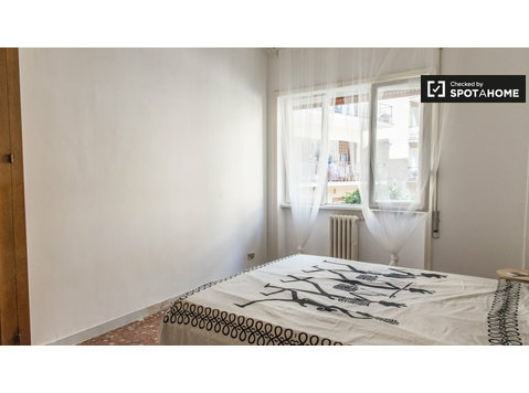 Light room in 3-bedroom apartment in Aurelio, Rome - For Rent