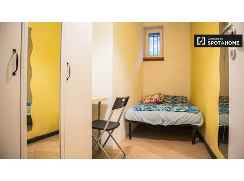 Jasny pokój w 5-pokojowym mieszkaniu w Aurelio, Rzym - Do wynajęcia