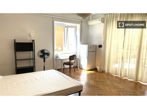 Lindo quarto para alugar em apartamento de 6 quartos em… - Aluguel