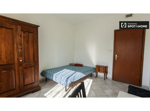 Lovely room for rent in 4-bedroom apartment in Centocelle - الإيجار