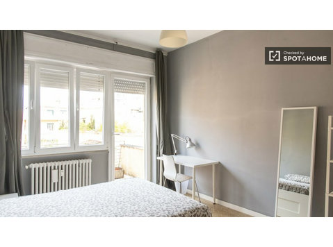 Lovely room for rent in apartment with 4 bedrooms, Luiss - Za iznajmljivanje