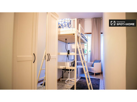 Trieste'de 4 yatak odalı dairede kiralık modern oda - Kiralık