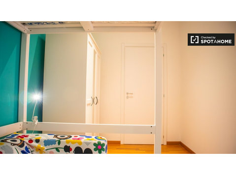 Moderna camera in affitto in appartamento con 5 camere da… - In Affitto