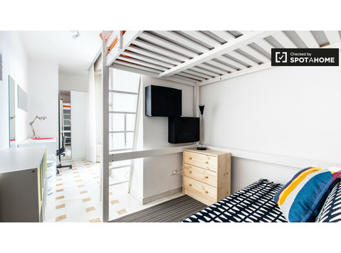 Modern room for rent in apartment in Trieste, Rome - Annan üürile
