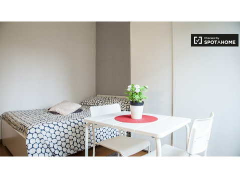 Quarto moderno em apartamento de 3 quartos em Morena, Roma - Aluguel