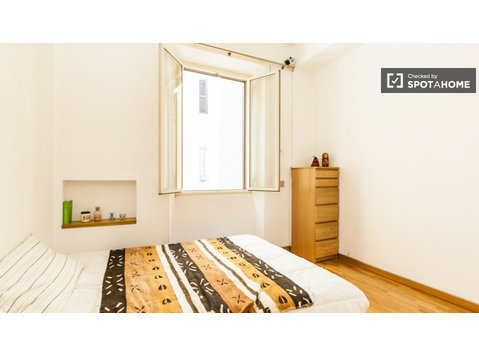 Camera moderna in appartamento con 3 camere da letto a… - In Affitto