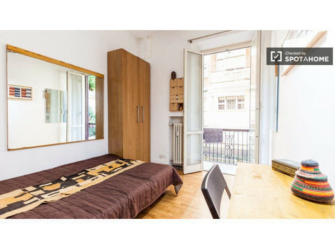 Modern room in 3-bedroom apartment in Nomentano, Rome - 出租
