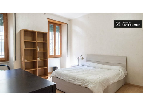 Modern room in 5-bedroom apartment in Prati, Rome - K pronájmu