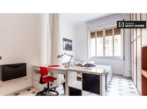 Quarto moderno em apartamento em Trieste, Roma - Aluguel