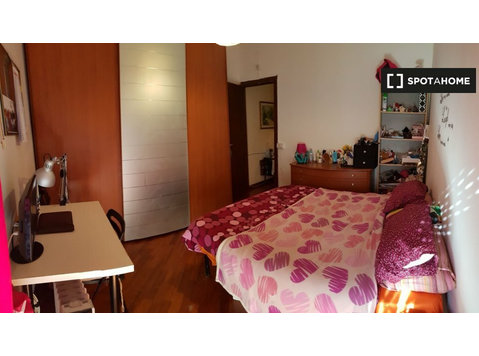 Nice room to rent in apartment with 6 bedrooms in EUR, Rome - Annan üürile
