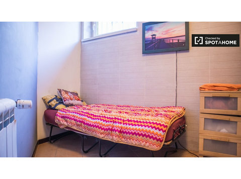 Camera aperta in appartamento con 5 camere da letto ad… - In Affitto