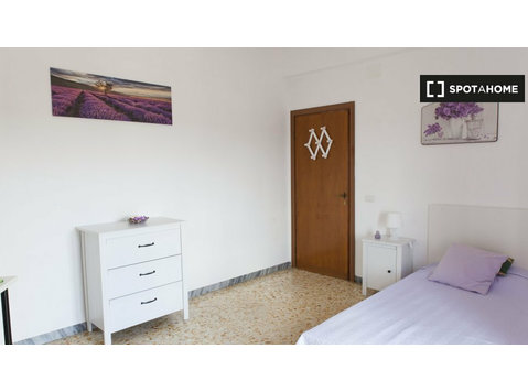 Quiet room in 3-bedroom apartment in Massimilla, Rome - 出租