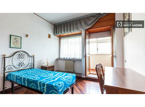 Relaxed room in 3-bedroom apartment in Tintoretto, Rome - For Rent