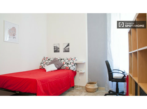 Remodeled room in 8-bedroom apartment in Parioli, Rome - Te Huur