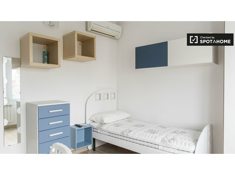 Room for rent 4-bedroom Only Female  in Tuscolano, Rome - Ενοικίαση