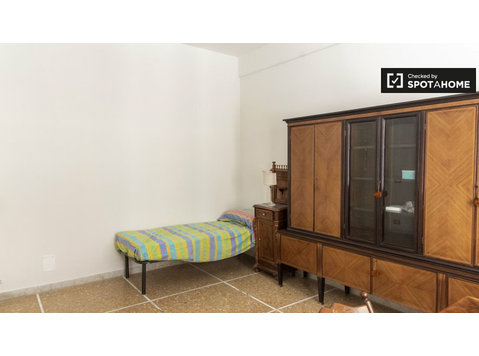 Nomentano, Roma'da 2 yatak odalı dairede kiralık oda - Kiralık