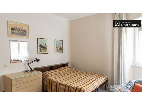 Room for rent in 2-bedroom apartment in Portuense, Rome - Vuokralle