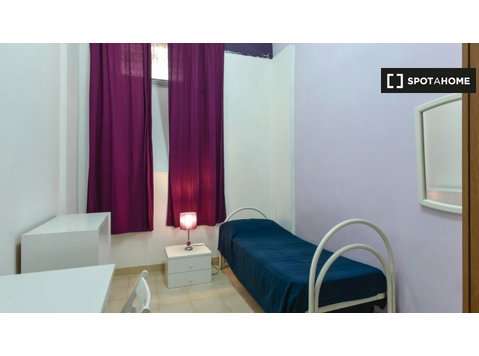Room for rent in 2-bedroom apartment in Salario, Rome - Til leje