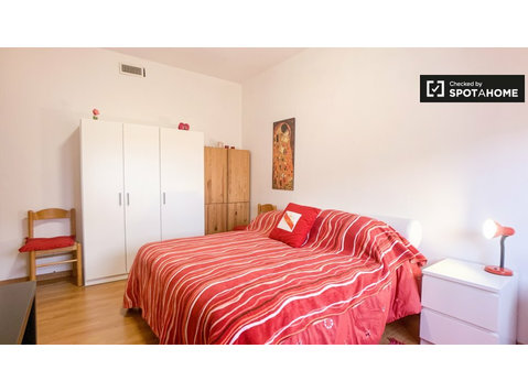 Centocelle, Roma'da 3 yatak odalı dairede kiralık oda - Kiralık