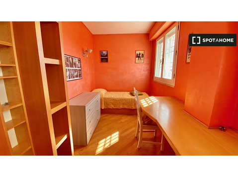 Room for rent in 3-bedroom apartment in Ostiense, Rome - De inchiriat