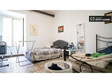 Zimmer zur Miete in 3-Zimmer-Wohnung in San Lorenzo, Rom - Zu Vermieten