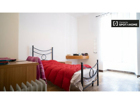 Room for rent in 3-bedroom apartment in San Lorenzo, Rome - Izīrē