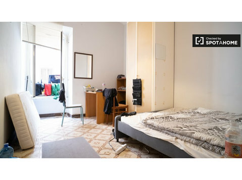Quarto para alugar em apartamento de 3 quartos em San… - Aluguel