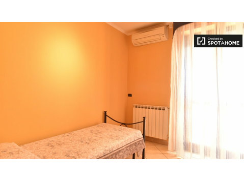 Acilia, Roma'da 4 yatak odalı dairede kiralık oda - Kiralık