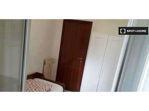 Capannelle, Roma'da 4 yatak odalı dairede kiralık oda - Kiralık