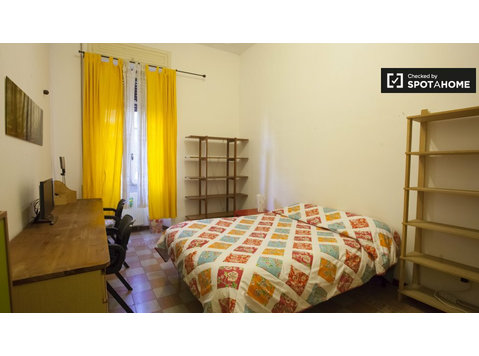 Stanza in affitto in appartamento con 4 camere da letto a… - In Affitto