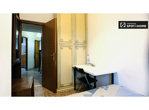 Zimmer zu vermieten in 4-Zimmer-Wohnung in Garbatella, Rom - Zu Vermieten