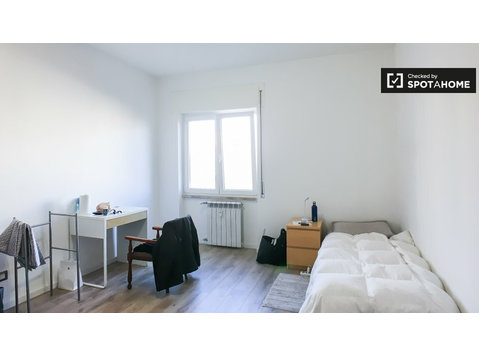 Stanza in affitto in appartamento con 4 camere da letto a… - In Affitto