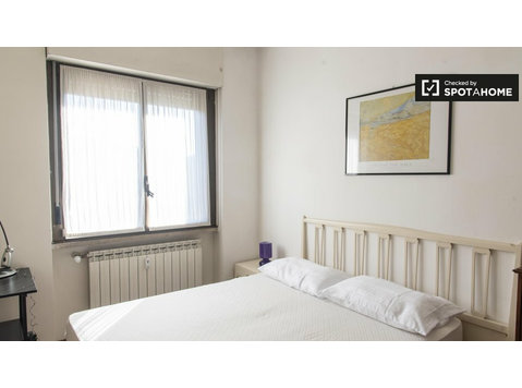 Roma'da 4 yatak odalı dairede kiralık oda - Kiralık
